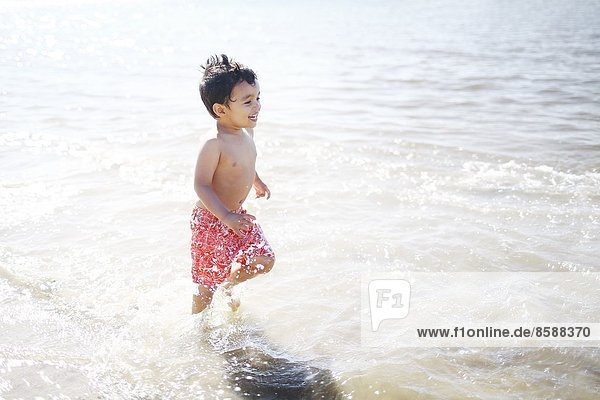 Ein kleiner Junge am Strand