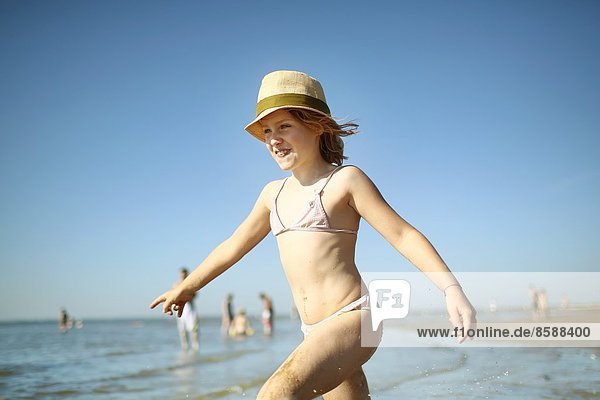 Ein Mädchen am Strand