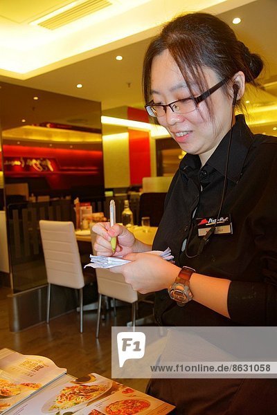 Frau  Angestellter  schreiben  Restaurant  innerhalb  Dienstleistungssektor  China  bestellen  Hongkong  Nathan Road  Kellnerin