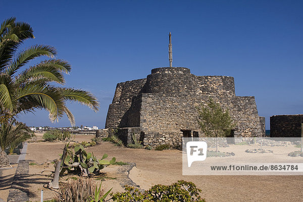 Alte Festungsanlage an der Strandpromenade von Caleta de Fustes  Fuerteventura  Kanarische Inseln  Spanien