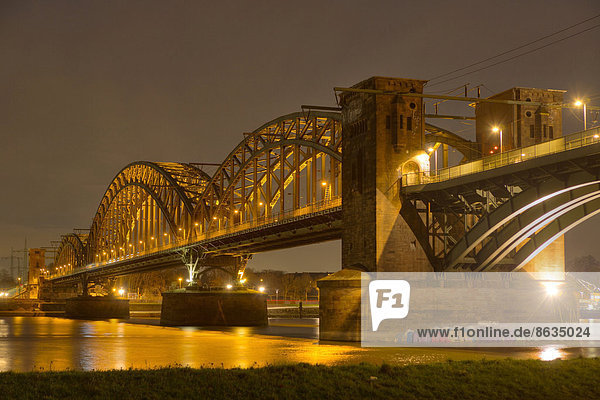 Südbrücke  Eisenbahnbrücke bei Nacht  Köln  Nordrhein-Westfalen  Deutschland
