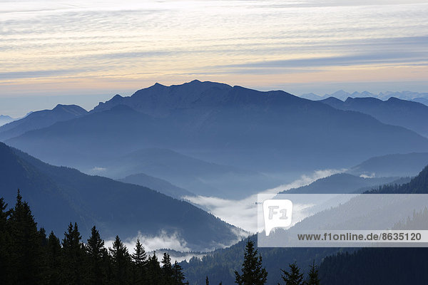 Ausblick vom Wallberg auf das Hintere Sonnwendjoch  Tegernseer Berge  Oberbayern  Bayern  Deutschland