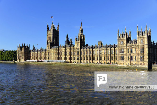 Palast von Westminster oder Houses of Parliament  mit dem Victoria Tower  an der Themse im Morgenlicht  City of London  Londoner Region  England  Großbritannien
