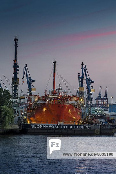 Hafen mit Tanker im Trockendock Elbe 17  Hamburg  Deutschland