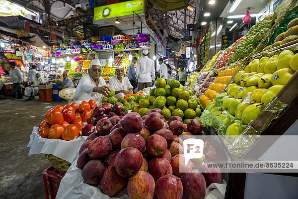 Obststand mit Äpfeln  Mangos und Orangen zum Verkauf  Crawfort Market  Mumbai  Maharashtra  Indien