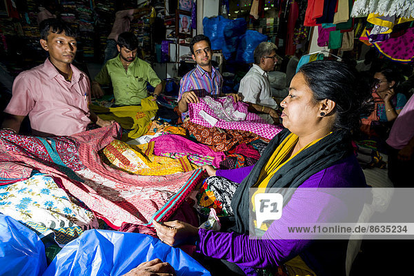 Eine Frau kauft Stoff auf dem Mangaldas Market  Mumbai  Maharashtra  Indien