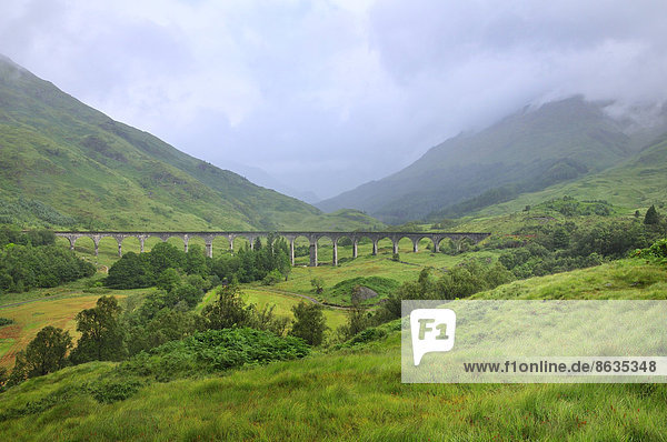 Das Glenfinnan Viaduct  bekannt aus den Harry Potter Filmen  Ross  Skye and Lochaber  Highlands  Schottland  Großbritannien
