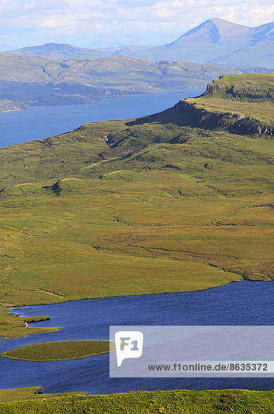 Ausblick vom Old Man of Storr auf die Insel Skye und das Festland  Ross  Skye and Lochaber  Skye  Schottland  Großbritannien