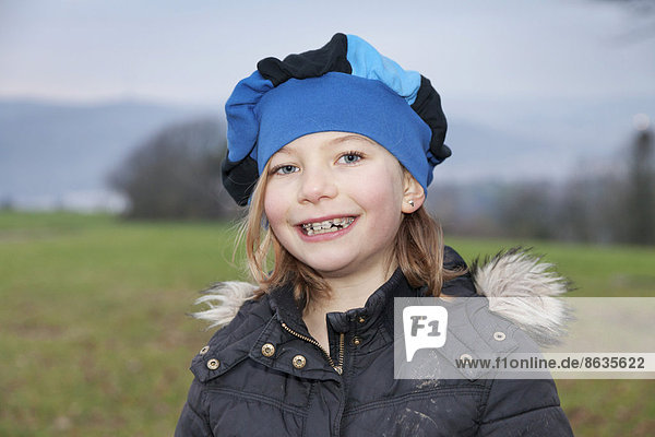 Mädchen  9 Jahre  mit Zahnspange und Mütze  Portrait