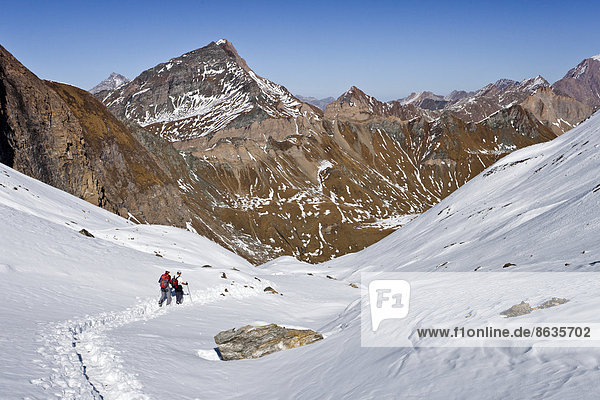 Mountain climbers on Rauhtaljoch Pass  during the descent from Wilde Kreuzspitze Mountain in the Pfunderer Mountains  with the Valsertal valley below  Eisacktal  Province of Alto Adige  Italy