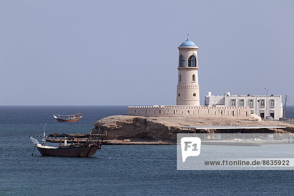 Dau-Schiffe vor Leuchtturm  Al Ayjah  Sur  Provinz Ash Sharqiyah  Sultanat von Oman  Arabische Halbinsel
