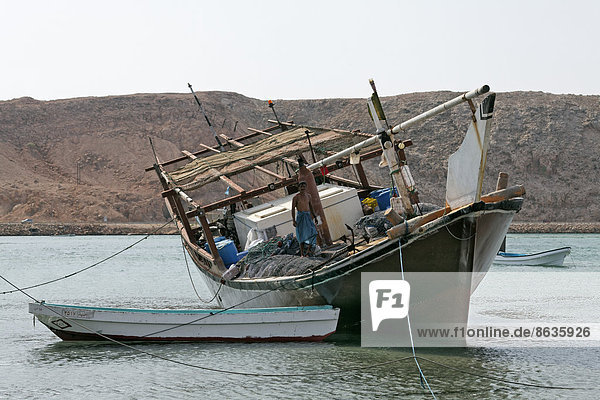 Dau-Schiff im Hafen von Sur  Provinz Ash Sharqiyah  Sultanat von Oman  Arabische Halbinsel