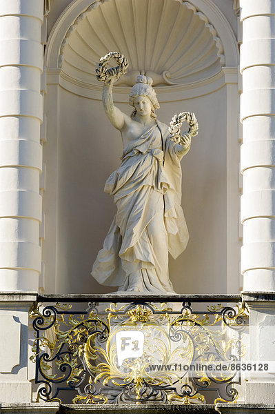 Statue der Patronin Bavaria in einer Nische der Fassade  Südseite von Schloss Linderhof  Oberbayern  Bayern  Deutschland