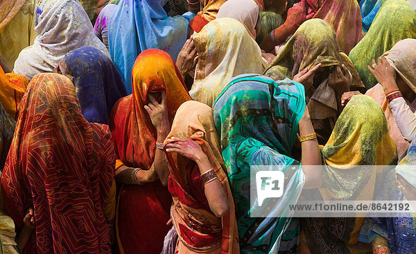 Eine bunte Menschenmenge feiert das Holi-Fest  Mathura  Uttar Pradesh  Indien