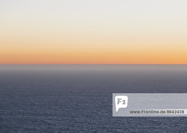 Ein Blick über den Pazifischen Ozean und den Sonnenuntergang am Horizont.