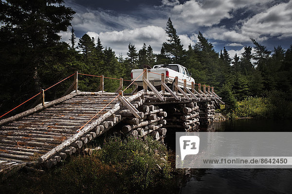 Holzbrücke mit leichtem Lastwagen