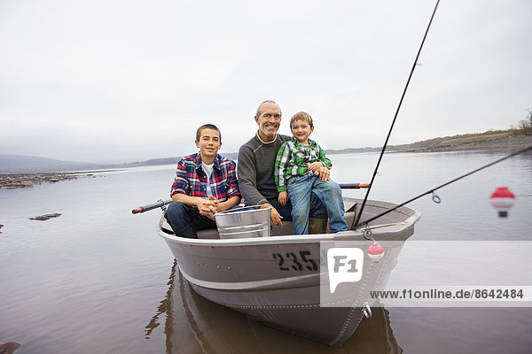 Ein Tagesausflug am Ashokan-See. Ein Mann und zwei Jungen angeln von einem Boot aus.