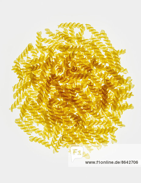 Stapel von organischen glutenfreien Fusilli-Nudeln mit Spiralen  weißer Hintergrund