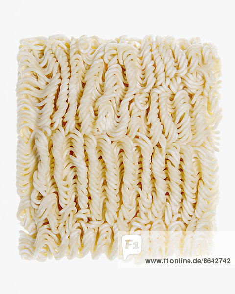 Bio-Weizenmehl-Ramen-Nudeln  eine Portion getrocknete Nudeln auf weißem Hintergrund.