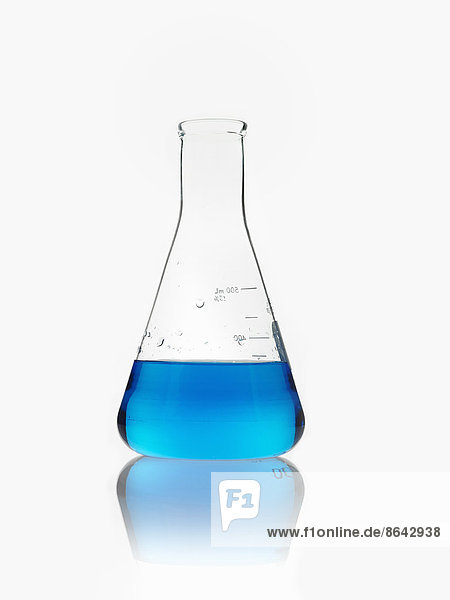 Ein konischer  teilweise mit blauer Flüssigkeit gefüllter Wissenschaftsglaskolben.