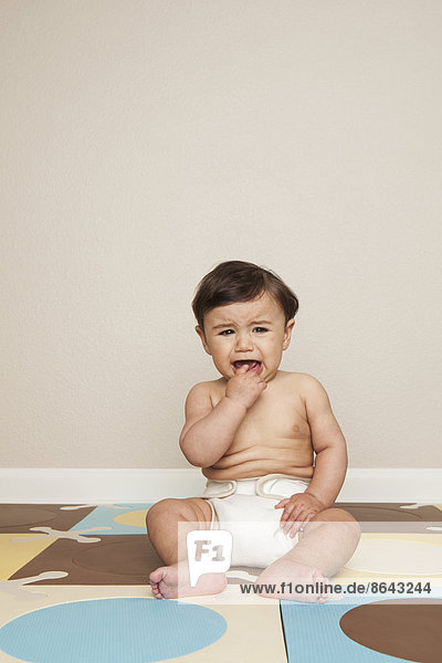 sitzend weinen Boden Fußboden Fußböden Junge - Person Windel 8 Baby Monat alt