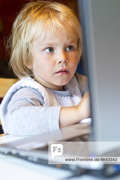 Kleines Mädchen vor Laptop