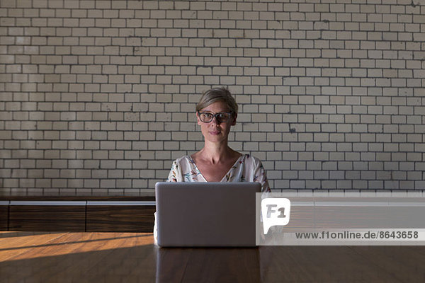 Frau mit Laptop  Portrait