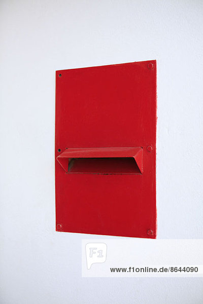 Briefkasten auf weißer Wand