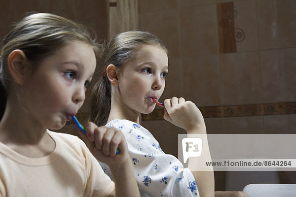 Mädchen beim Zähneputzen im Bad