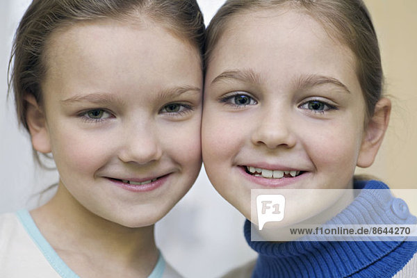 Porträt von zwei lächelnden Mädchen  Nahaufnahme