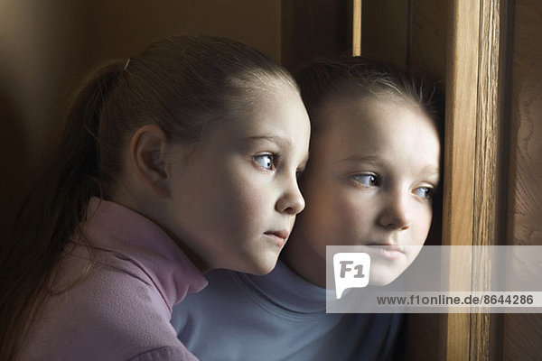 Zwei Mädchen lauschen an der Tür  Nahaufnahme