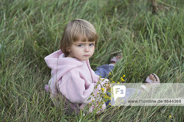 Mädchen auf Gras sitzend  Portrait