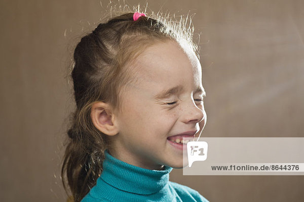 Mädchen lächelnd mit geschlossenen Augen  Nahaufnahme