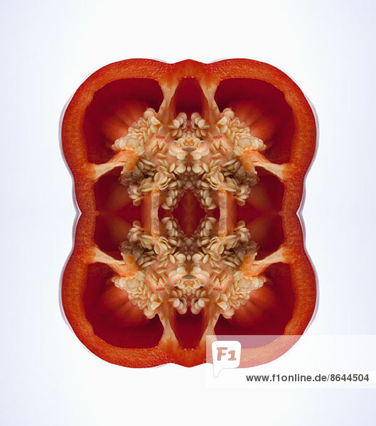 Ein digitales Komposit aus Spiegelbildern von Querschnitten roter Paprika