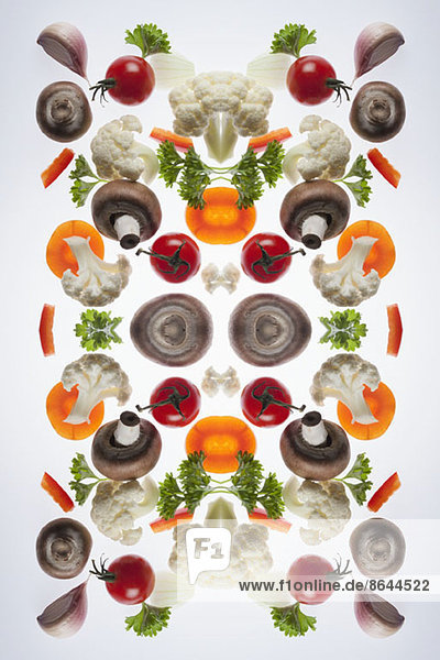 Ein digitaler Verbund von Spiegelbildern von gemischten Gemüsestücken
