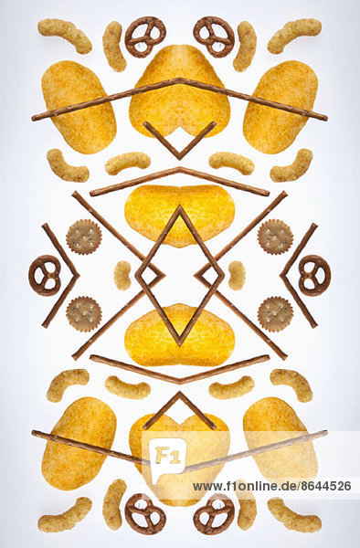 Ein digitaler Verbund von Spiegelbildern einer Anordnung verschiedener ungesunder Snacks