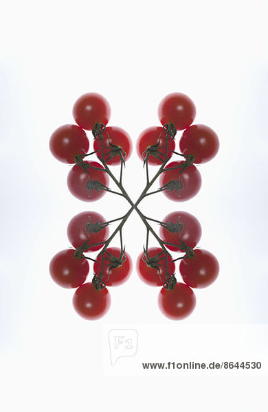 Digitaler Verbund von Spiegelbildern einer Anordnung von roten Johannisbeeren