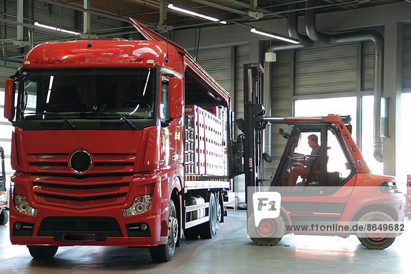 Mann heben fahren Lastkraftwagen Gabel Brauerei