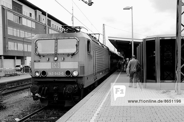 Zug  Freiburg im Breisgau  Region In Nordamerika  deutsch  Haltestelle  Haltepunkt  Station