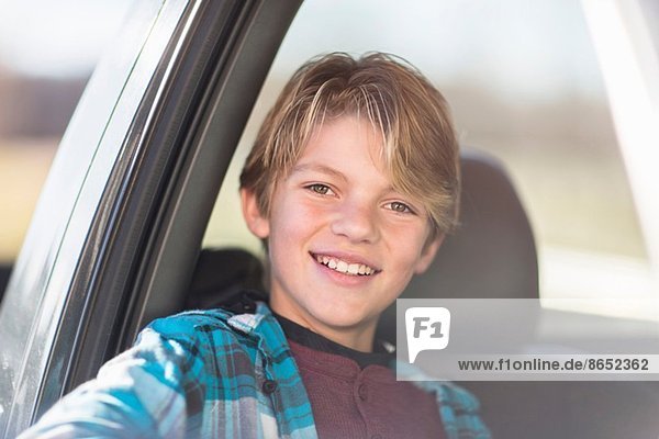 Junge lächelt im Auto