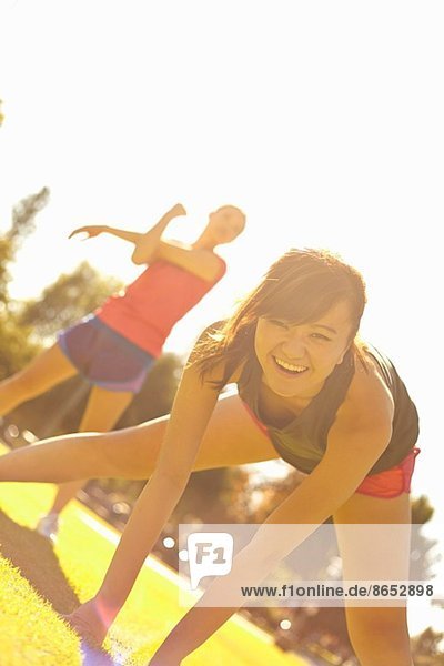 Zwei junge Frauen trainieren im Park