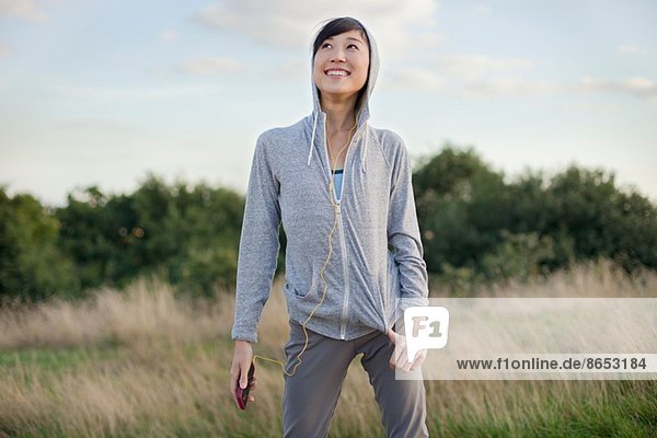 Portrait einer jungen Läuferin mit MP3-Player