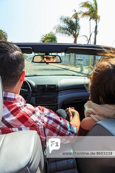 Junges Paar beim Cabriofahren  San Diego  Kalifornien  USA