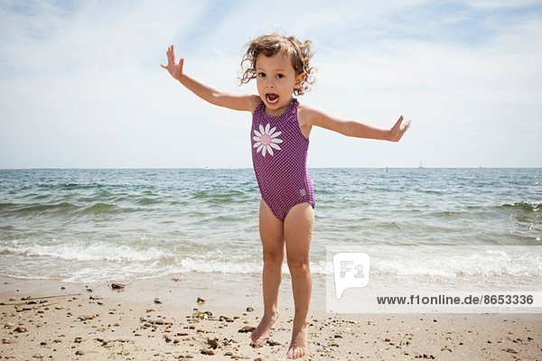 Porträt eines springenden Kleinkindes am Strand von Falmouth  Massachusetts  USA