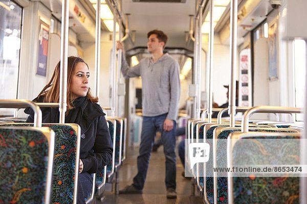 Pendler in der leeren U-Bahn