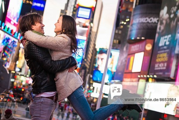 Junges Touristenpaar umarmt  New York City  USA