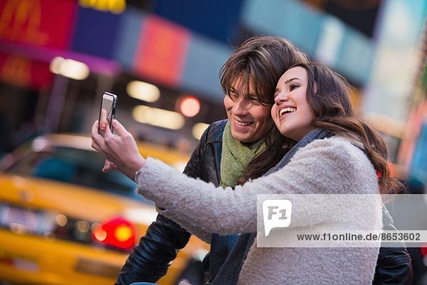Junges Paar  das einen Selfie nimmt  New York City  USA
