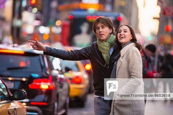 Junges Touristenpaar mit Taxi  New York City  USA
