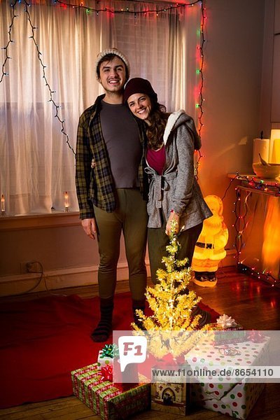 Porträt eines glücklichen jungen Paares zu Weihnachten