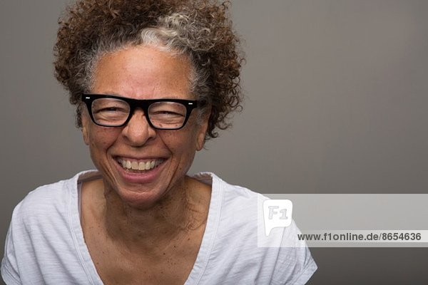 Studio-Porträt der glücklichen Seniorin